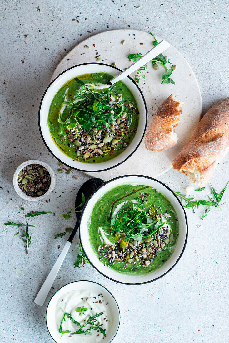Grüne Suppe mit Körnermischung als Topping