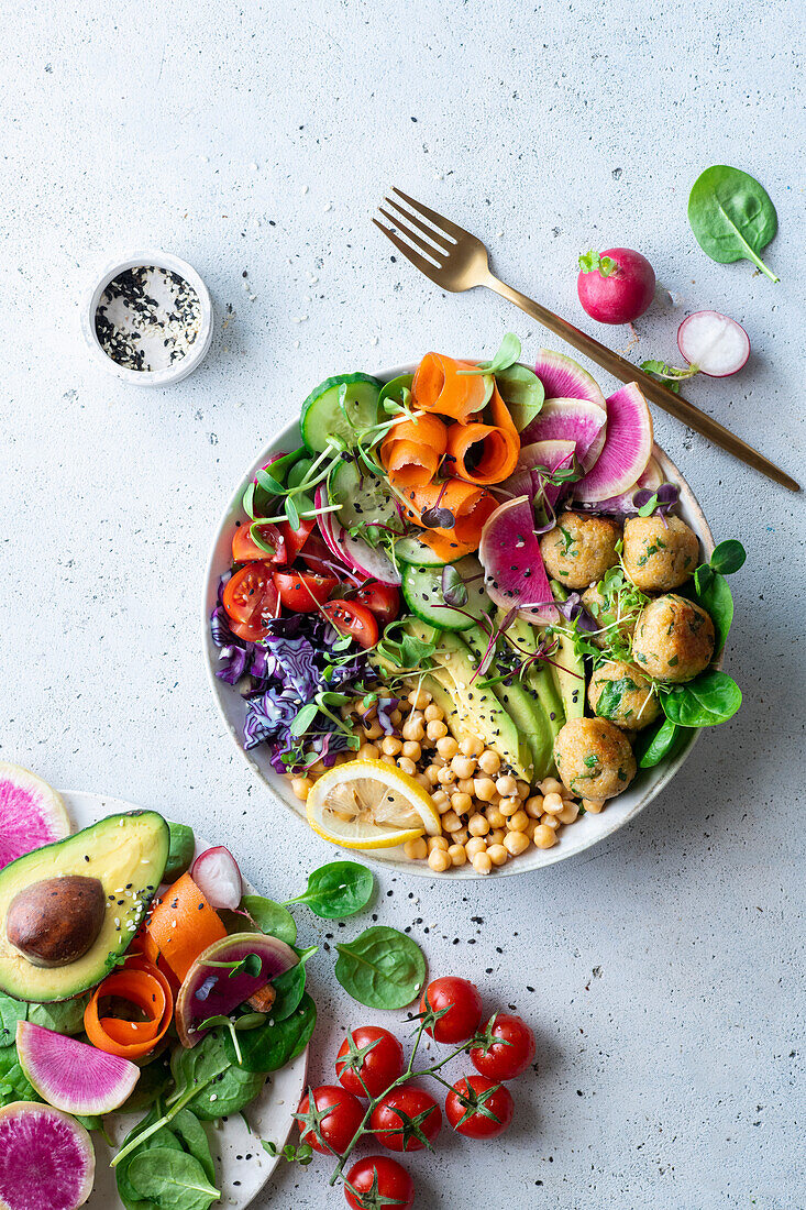 Veggie Bowl mit Quinoa-Kugeln