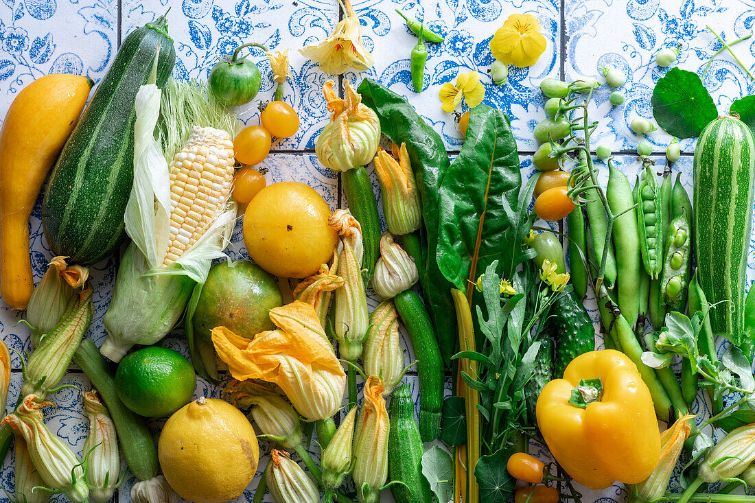 Stillleben mit Obst und Gemüse in Grün und Gelb