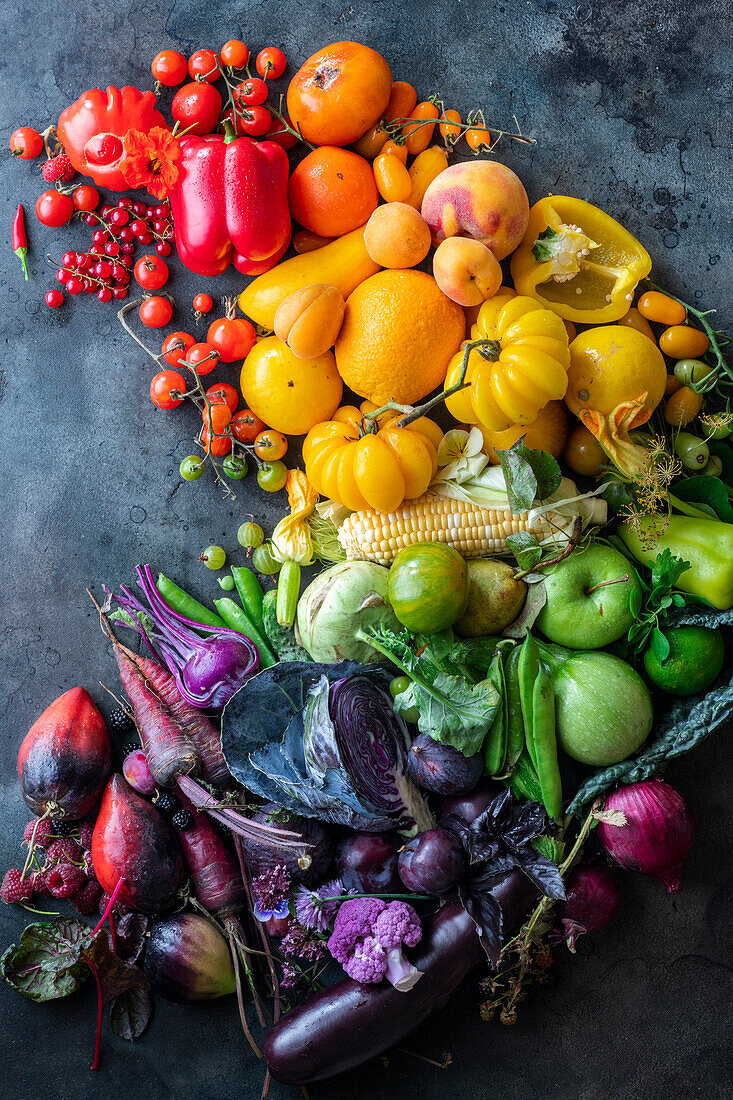 Stillleben mit Obst und Gemüse in Regenbogenfarben
