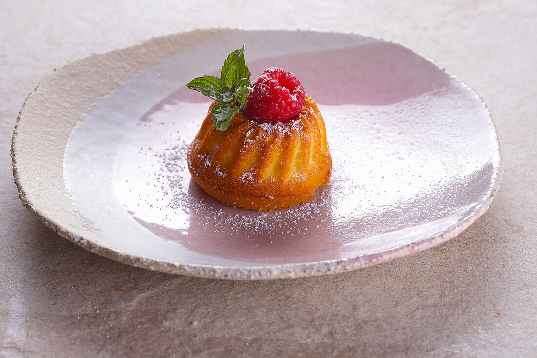 Mini Bundt Cake garniert mit Himbeere