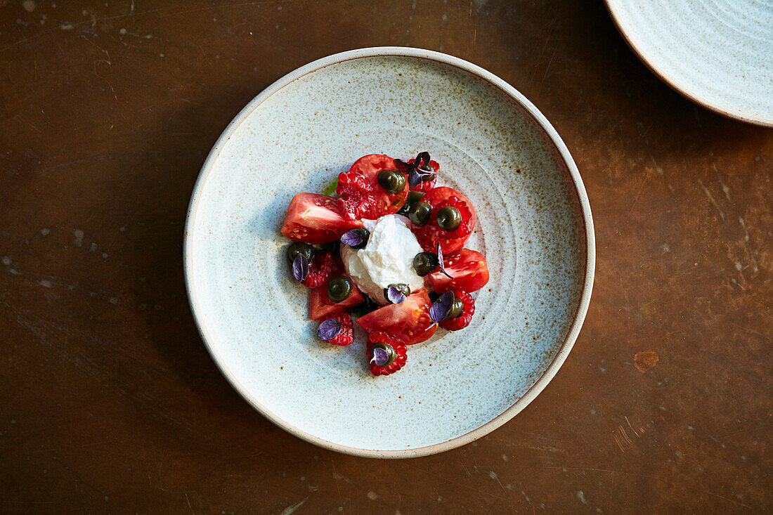 Tomatensalat mit Burrata, Himbeeren und Kapern