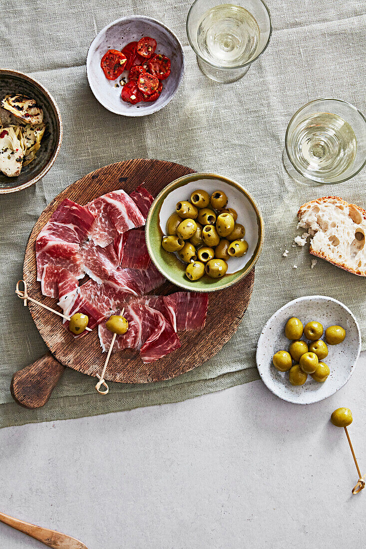 Antipasti mit Fleisch, Brot und Oliven