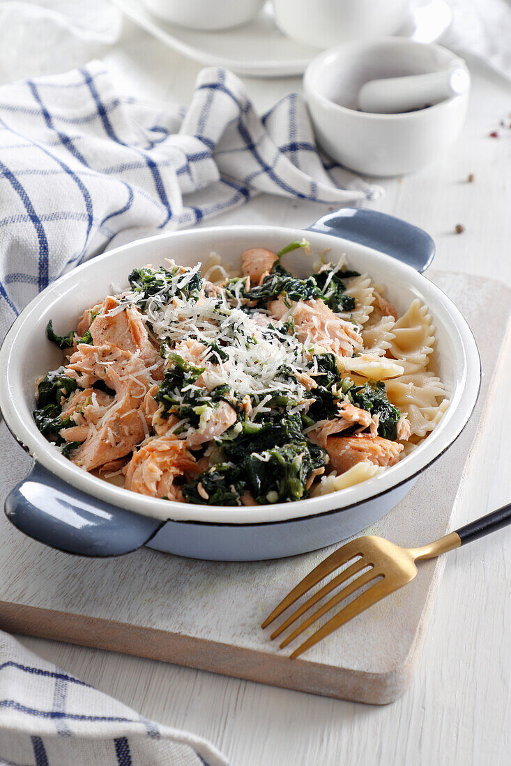 Salmon with spinach and pasta
