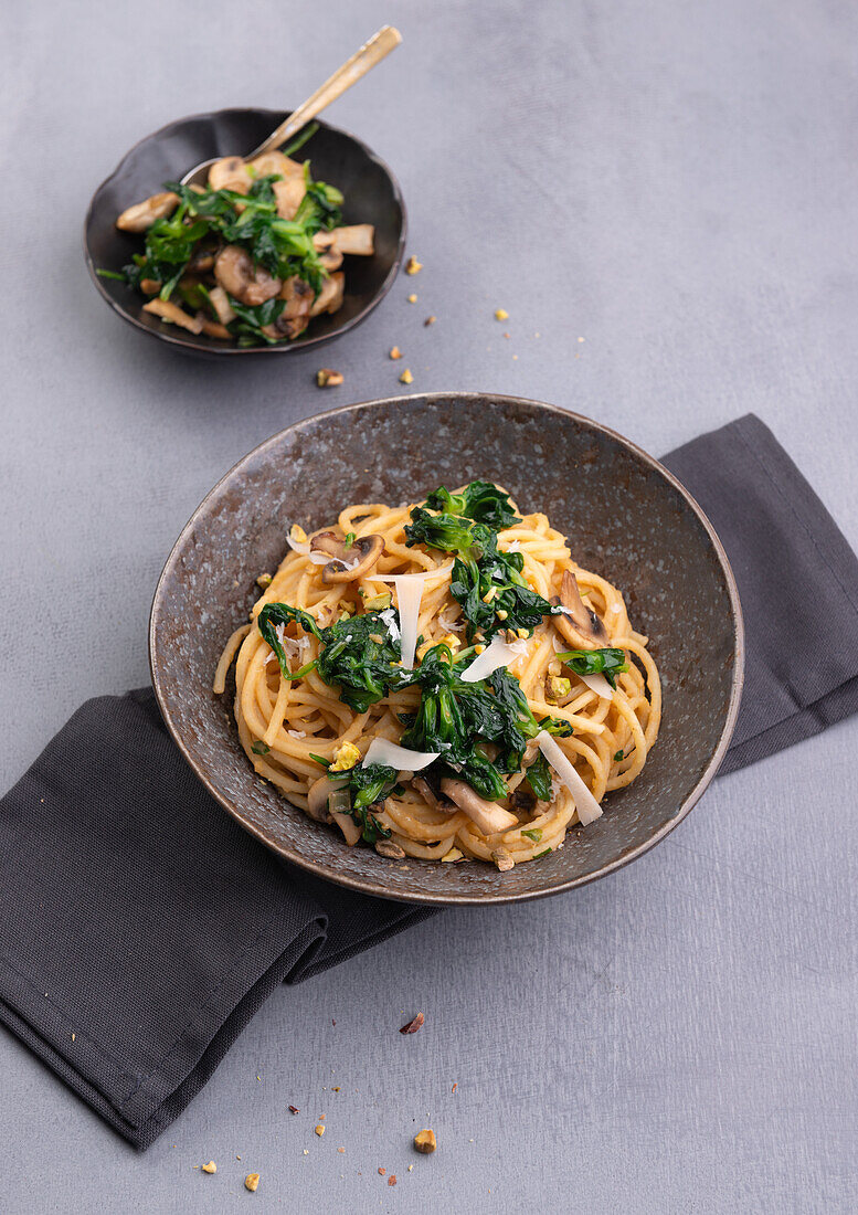 Pasta with roasted lamb's lettuce, mushrooms, pistachios and vegan Parmesan cheese