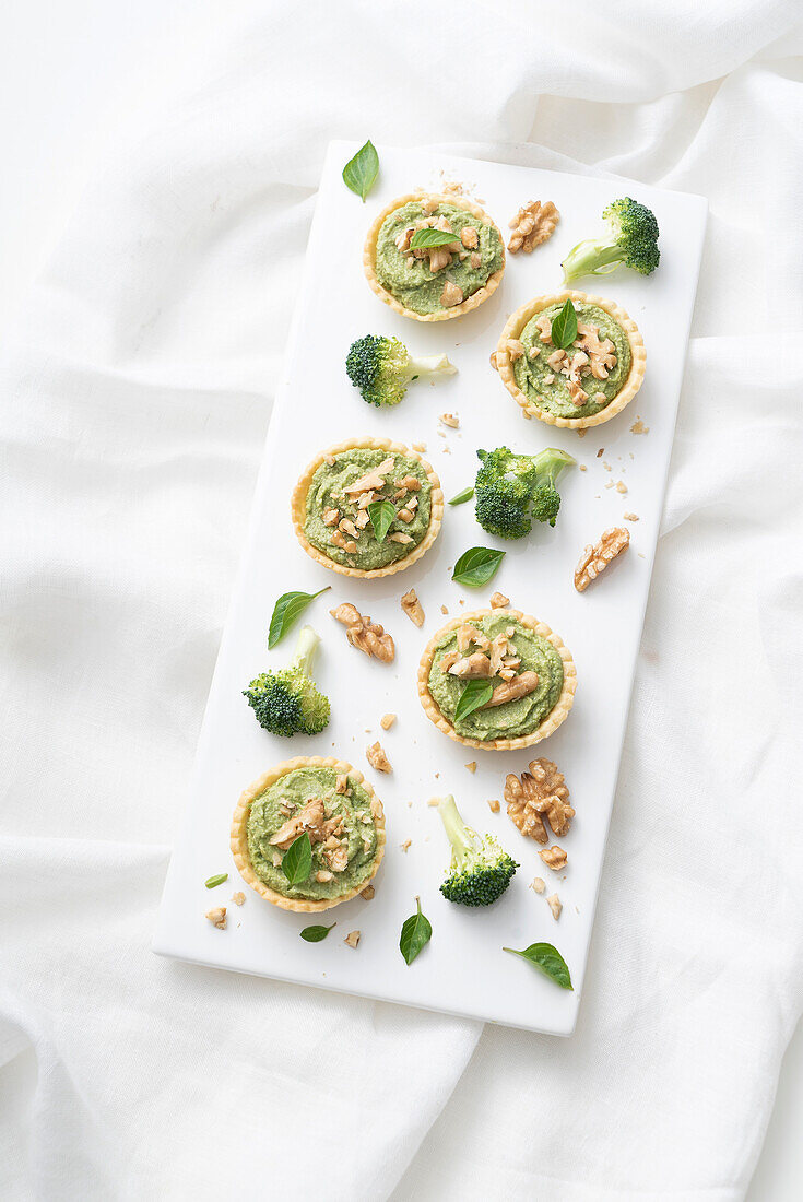 Mini tartlets with broccoli walnut cream