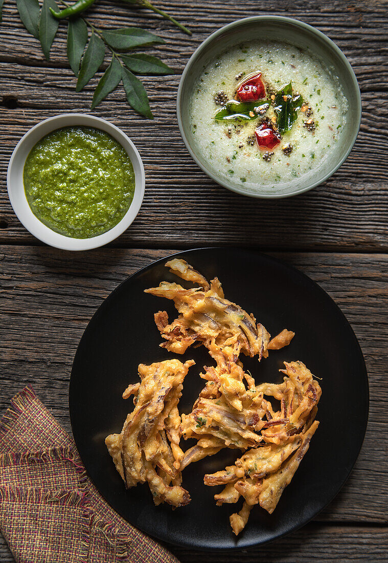 Gebratene indische Zwiebel-Pakoras mit Koriander-Chutney und Kokosnuss-Chutney