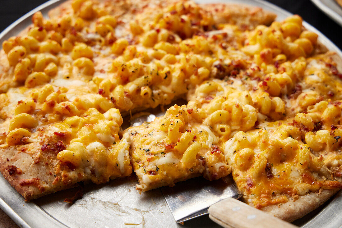 Pizza mit Macaroni and Cheese