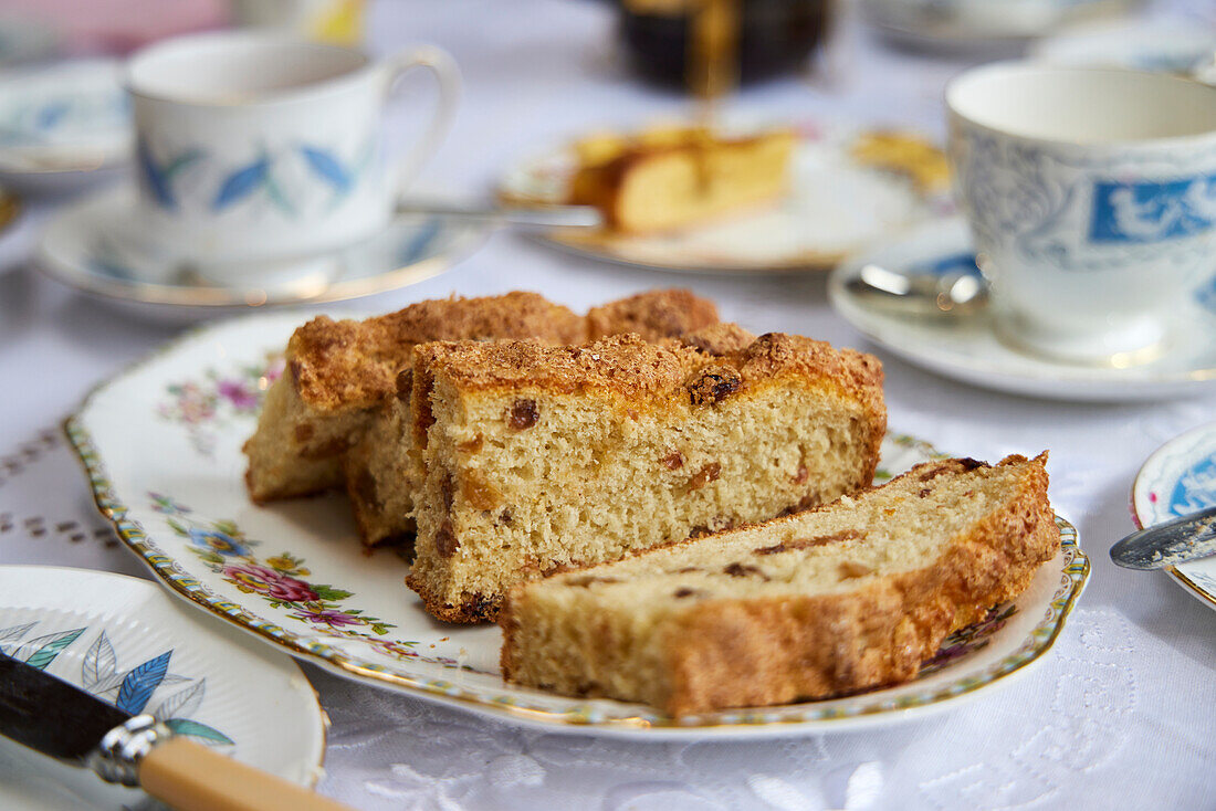 Süsses Brot in Scheiben auf gedecktem Teetisch