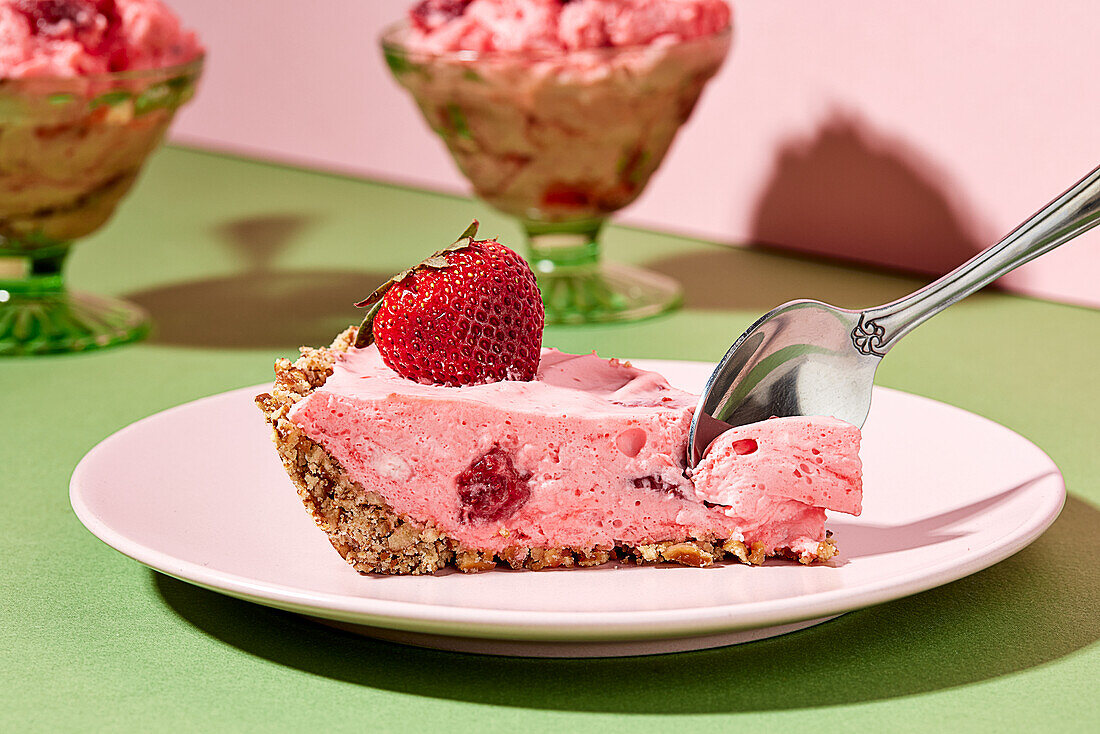 Ein Stück Erdbeerkuchen mit Löffel