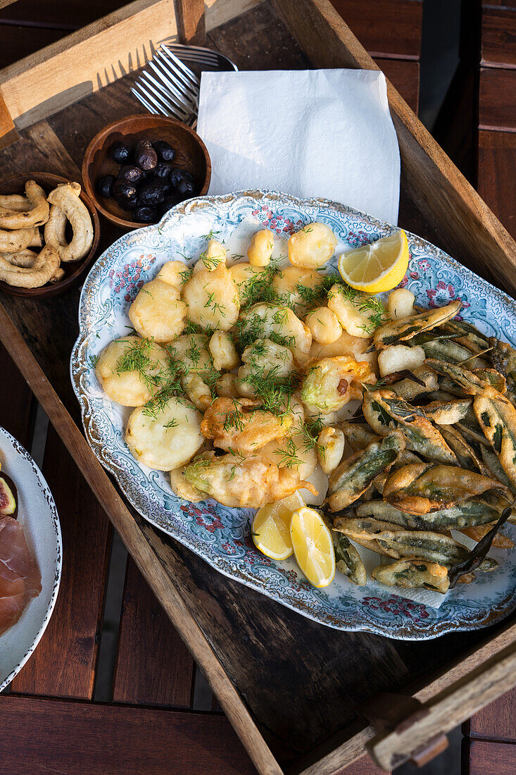 Frittierte Salbeiblätter und frittierte Zucchinischeiben (Italien)