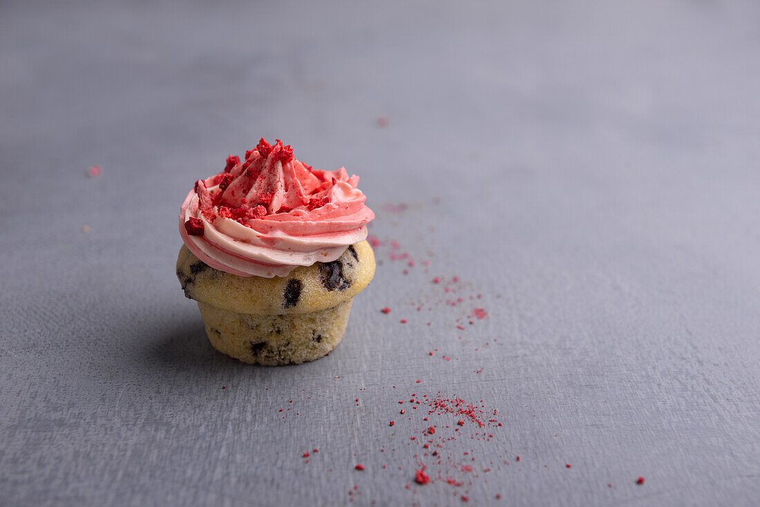 Vegane Vanille-Schoko-Cupcakes mit Erdbeerfrosting