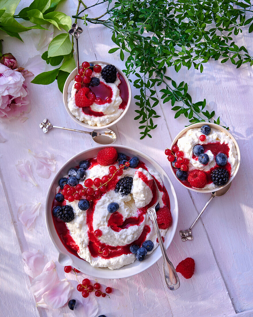 Crémet Nantais (Quarkdessert, Frankreich) mit Beeren