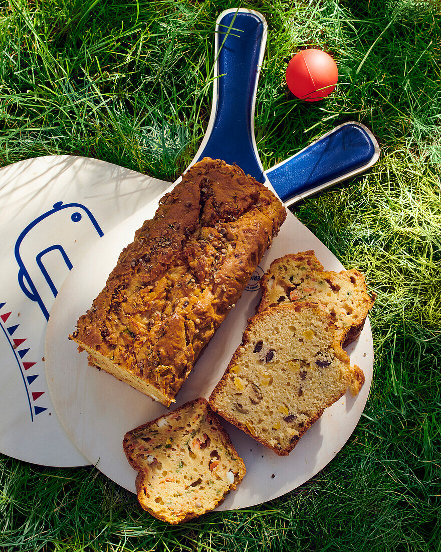 Karottenkuchen auf Tischtennisschlägern im Gras