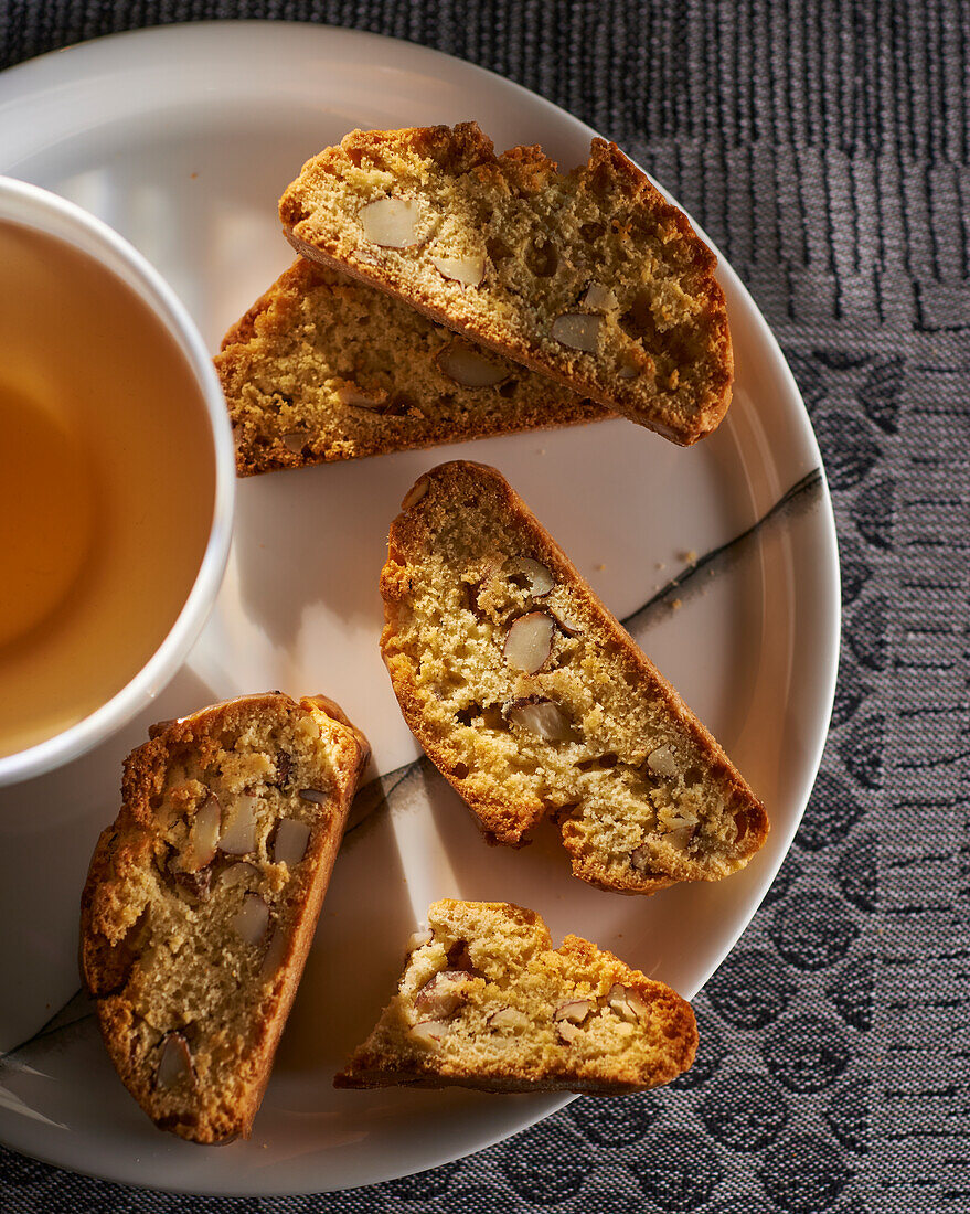 Cantuccini and a cup of tea