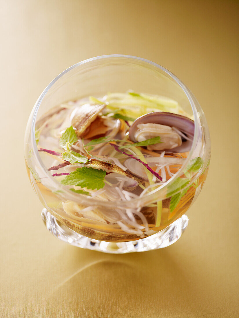 Mussels in broth with vegetable ribbons