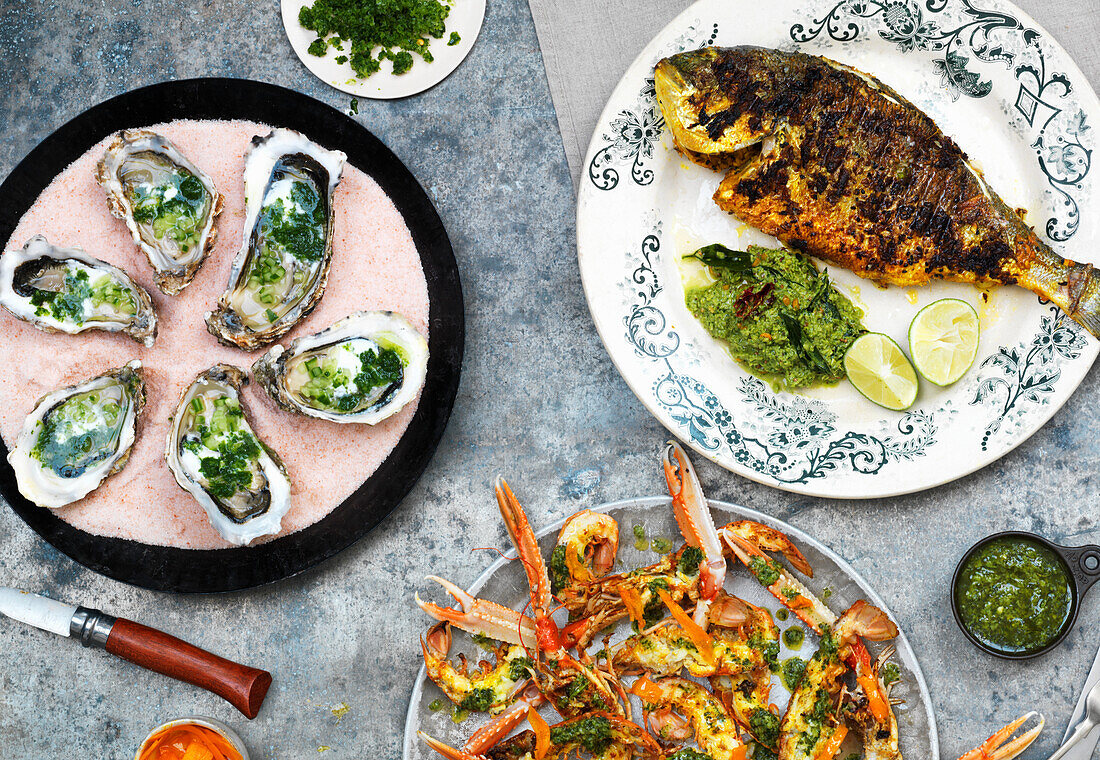 Drei Gerichte mit Fisch und Meeresfrüchten