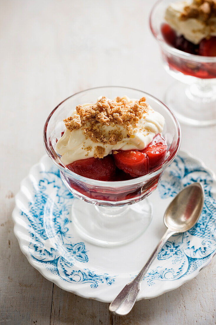 Gekühlte geröstete Pflaumen mit Sahne und Amaretti-Crumble