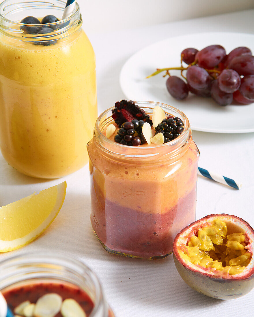 Tuttifrutti-Smoothies mit Ananas, Banane und Kiwi