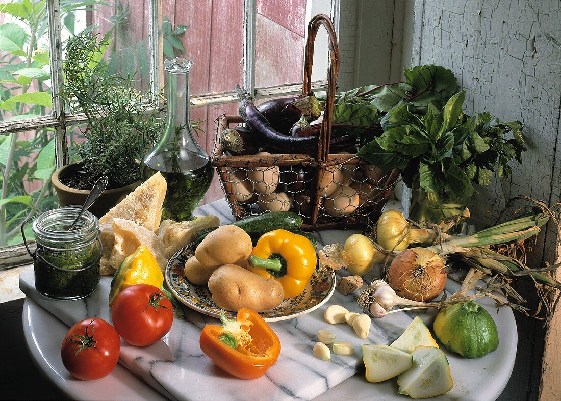 Gemüse, Kräuter, Olivenöl & Pesto am Küchenfenster