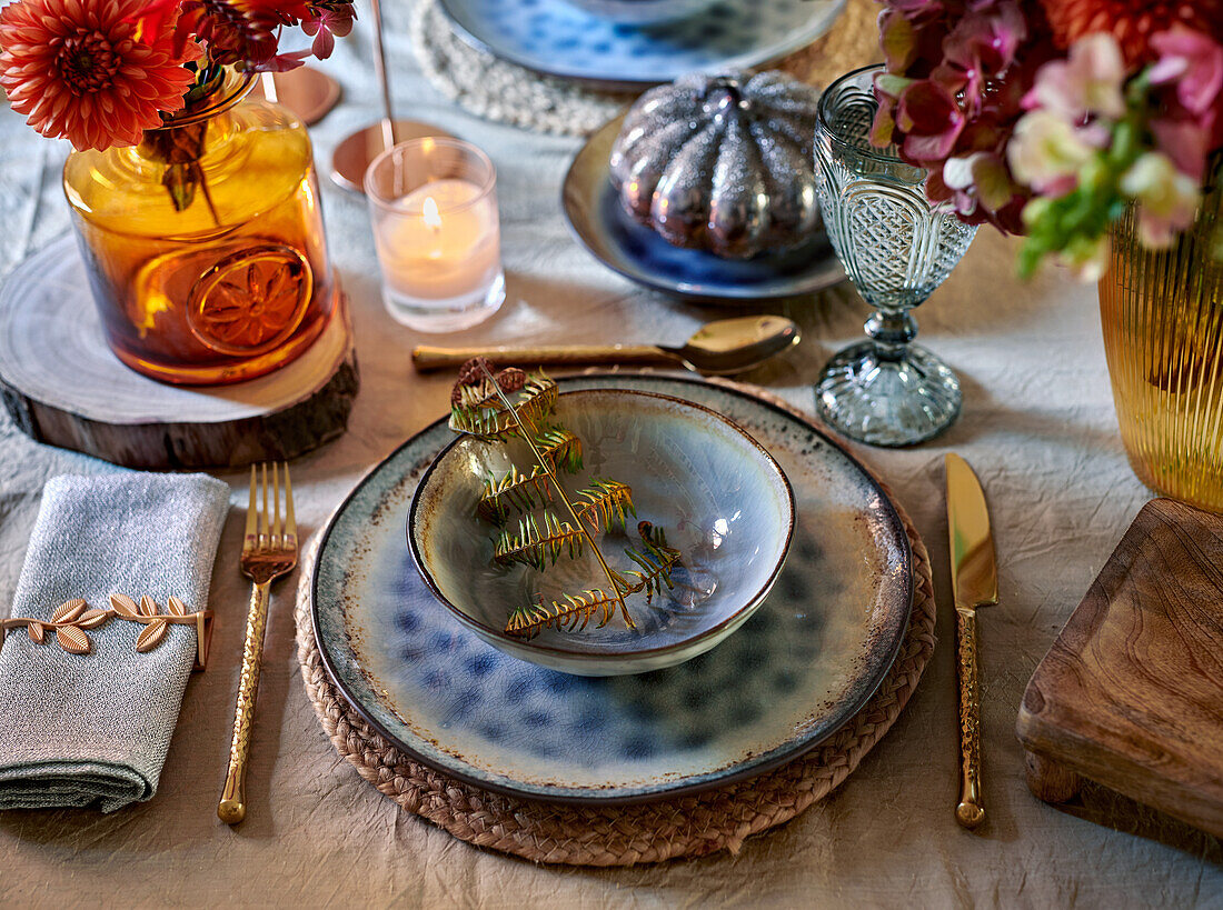 Elegantes Gedeck für das Abendessen