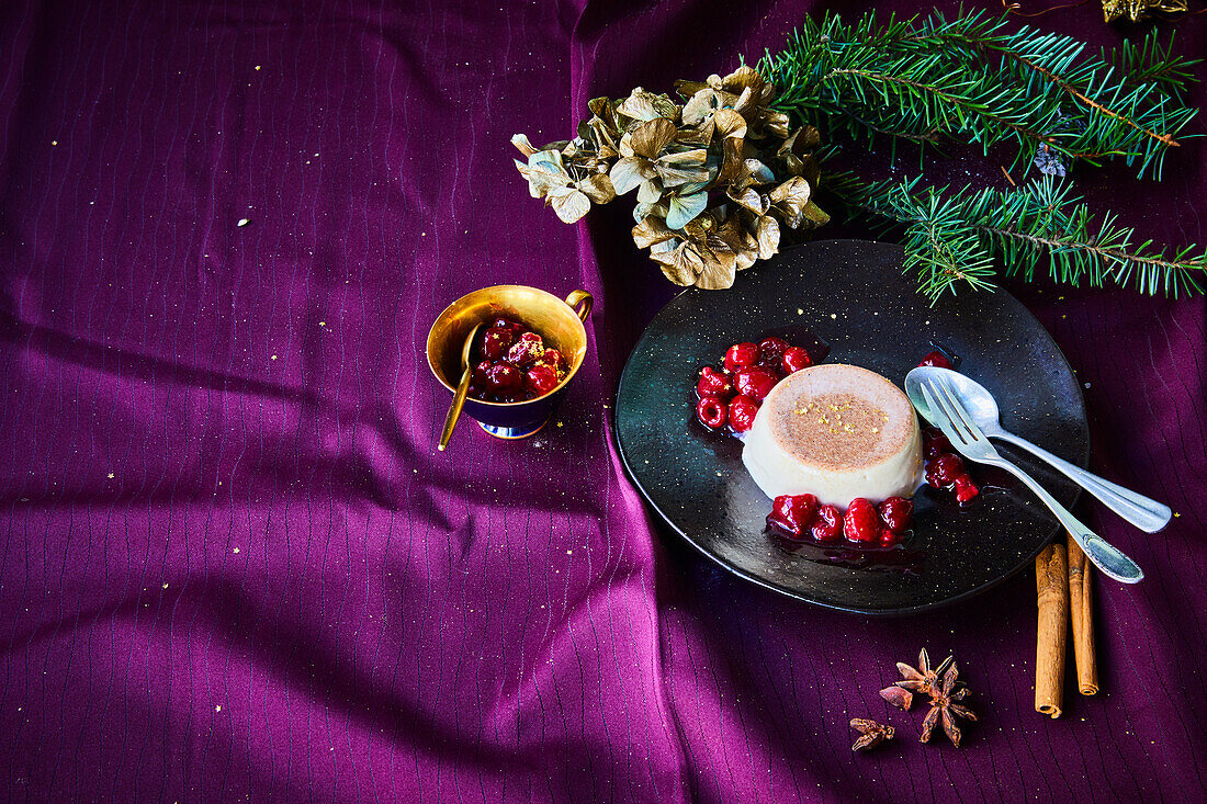 Lebkuchen-Panna-Cotta mit heissen Himbeeren zu Weihnachten