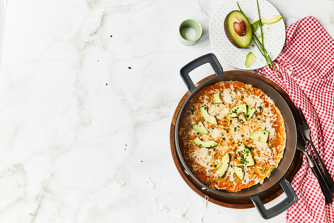 Harissa-Omelette mit Avocado