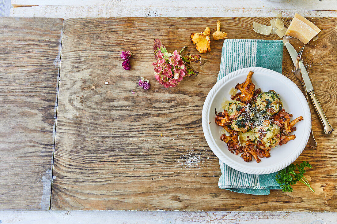 Spinach dumplings with chanterelles