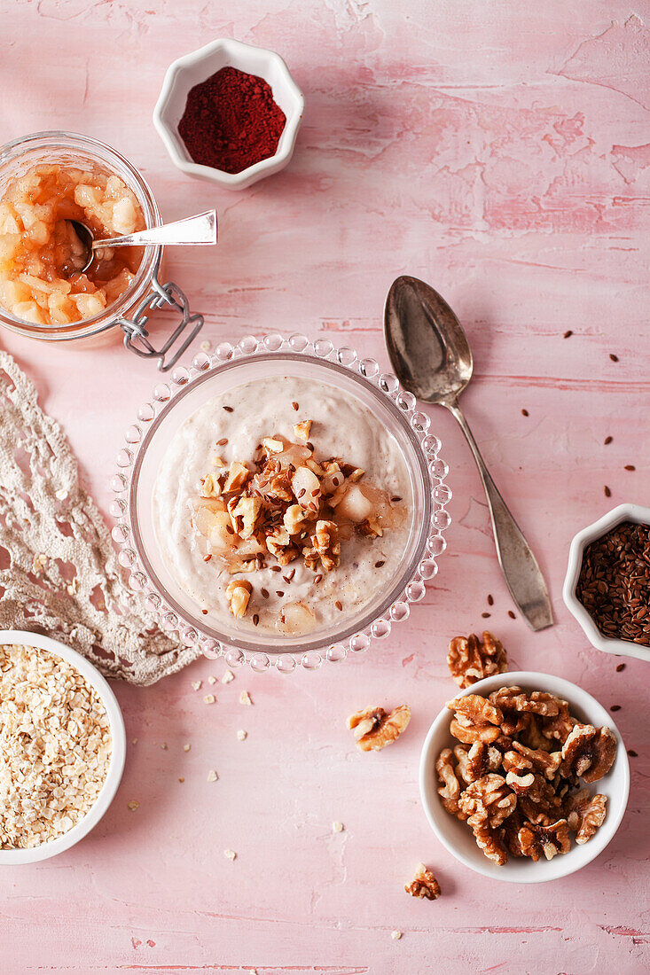 Overnight Oats mit Äpfeln, Nüssen und Leinsamen