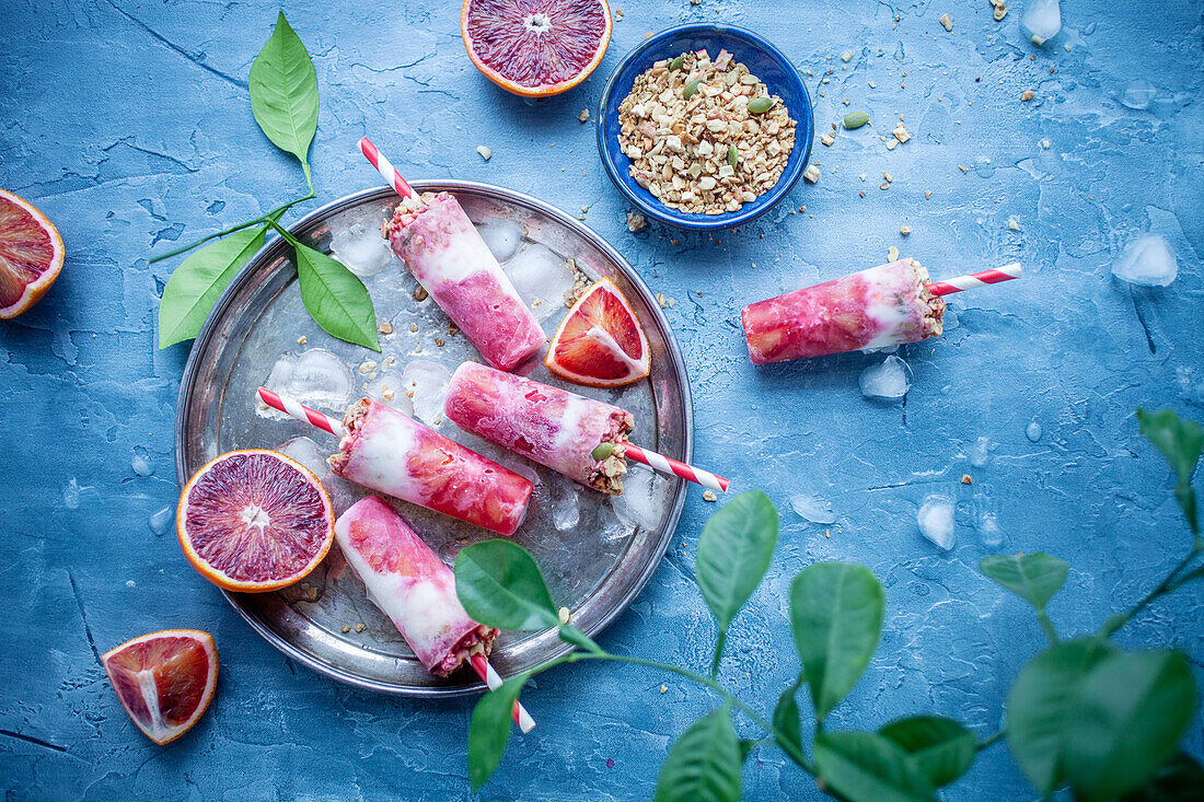 Eis am Stiel aus Naturjoghurt und Blutorangen