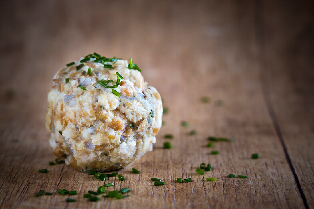 Semmelknödel aus Laugenbrezel (Brezenknödel) mit frischem Schnittlauch