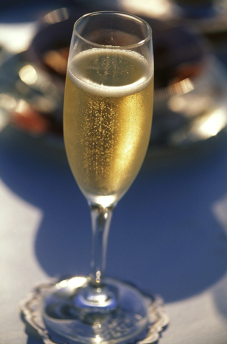 Ein Glas moussierender Champagner