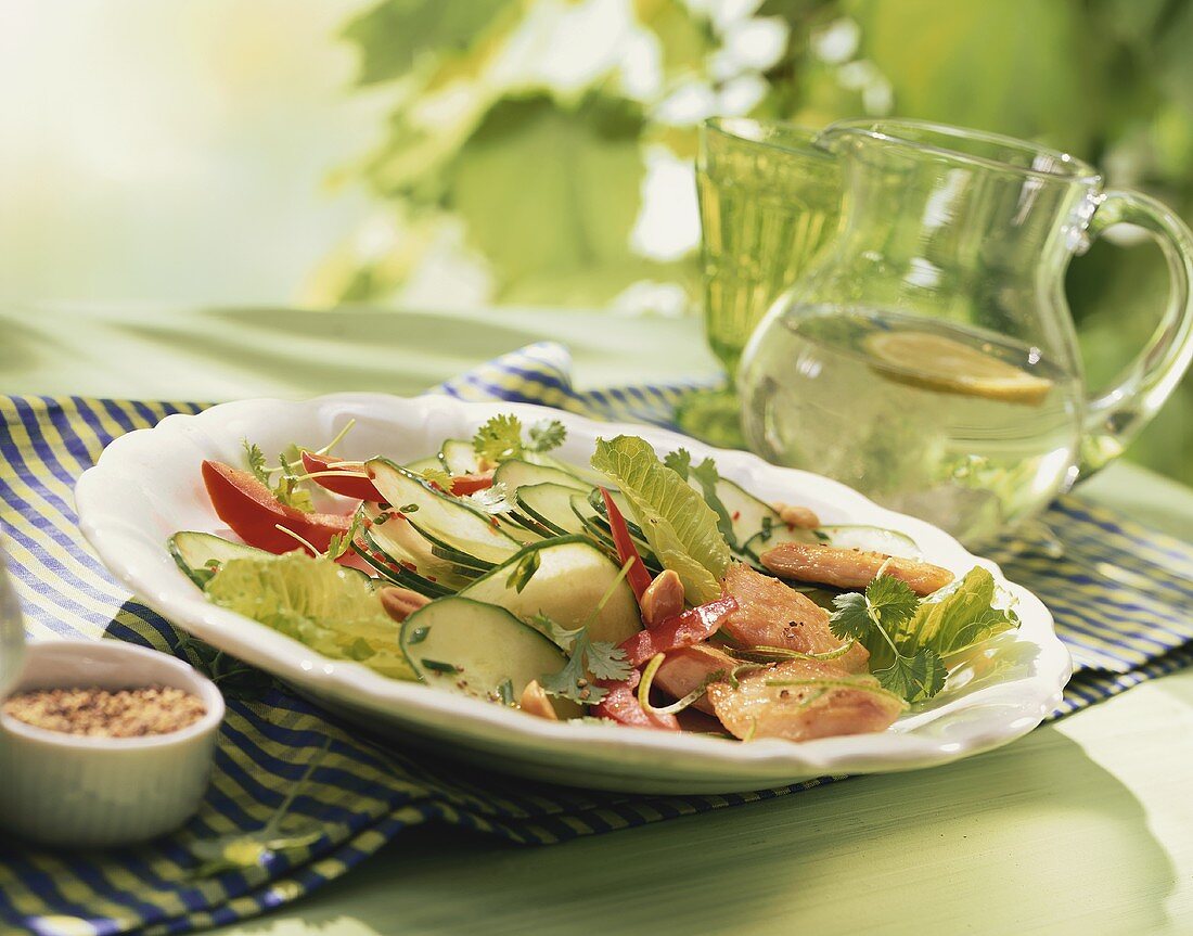 Pikanter Putenbrustsalat mit Romana-Salat, Gurken & Paprika