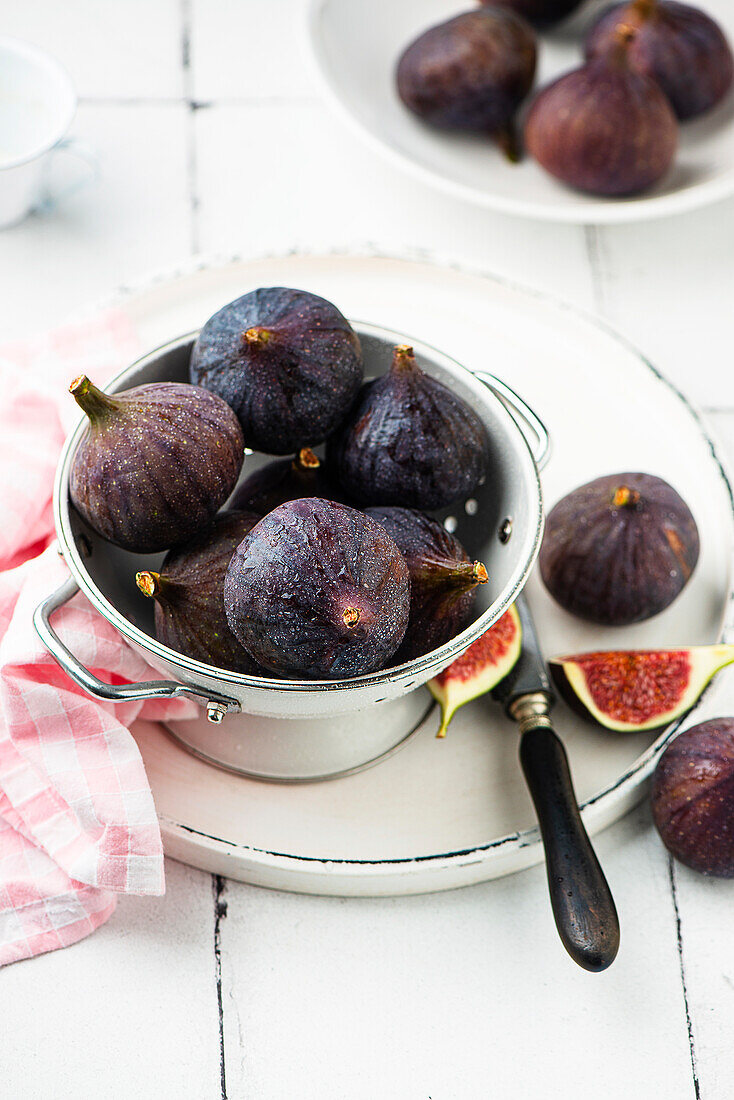 Fresh figs in a colander
