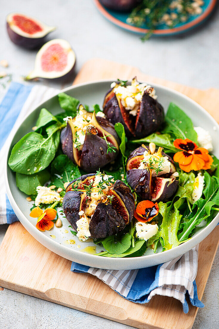 Salad with figs and goat's cheese