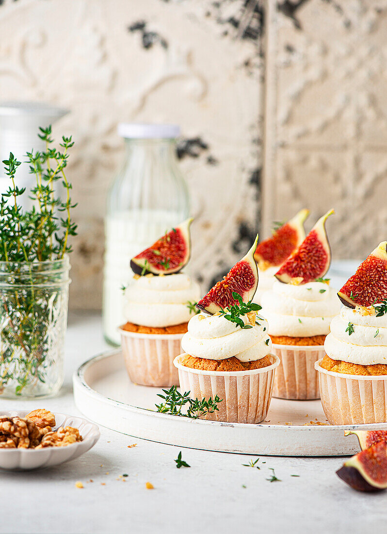 Cupcakes with figs and caramel sauce