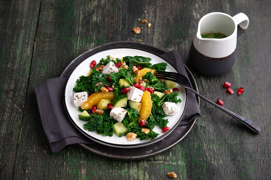 Kale salad with orange and shepherd's cheese