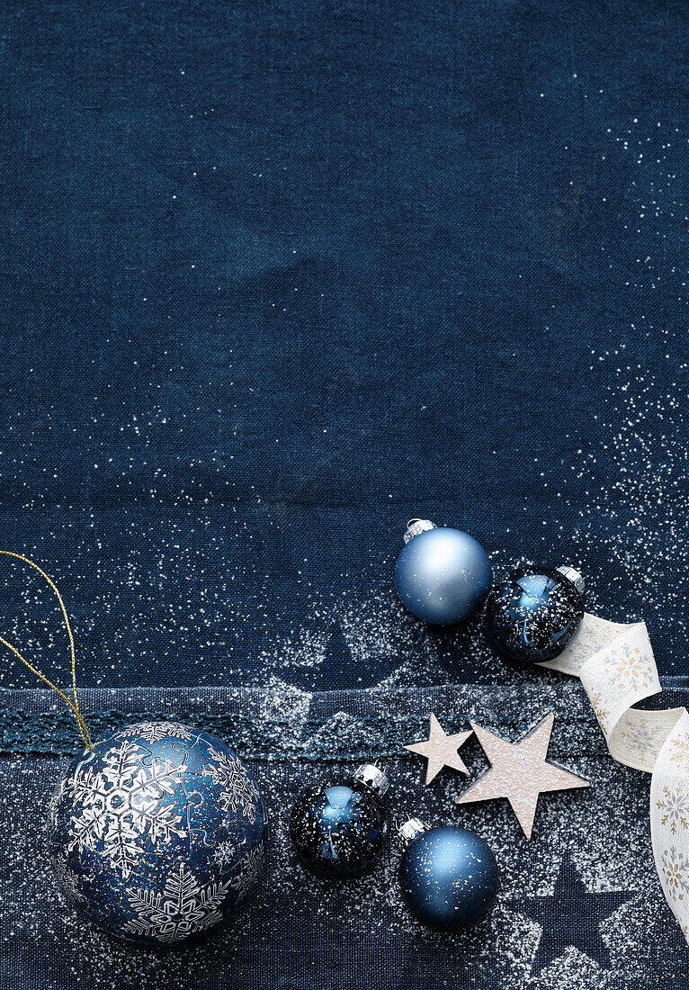 Blaue-weiße Weihnachtsdeko