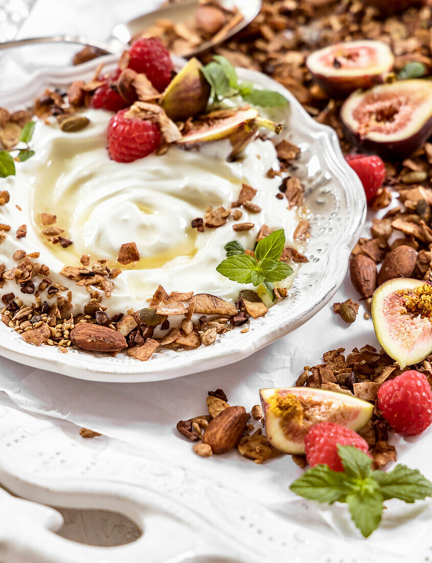 Schokoladen-Müsli mit Joghurt, frischen Feigen und Himbeeren