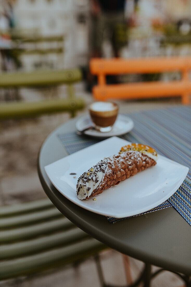 Sizilianische Cannoli auf Tisch im Freien