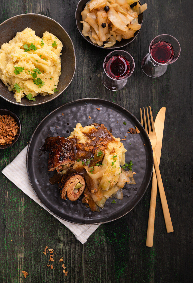 Vegane Roulade aus Sojaprotein mit Bayerisch Kraut und Kartoffelstampf