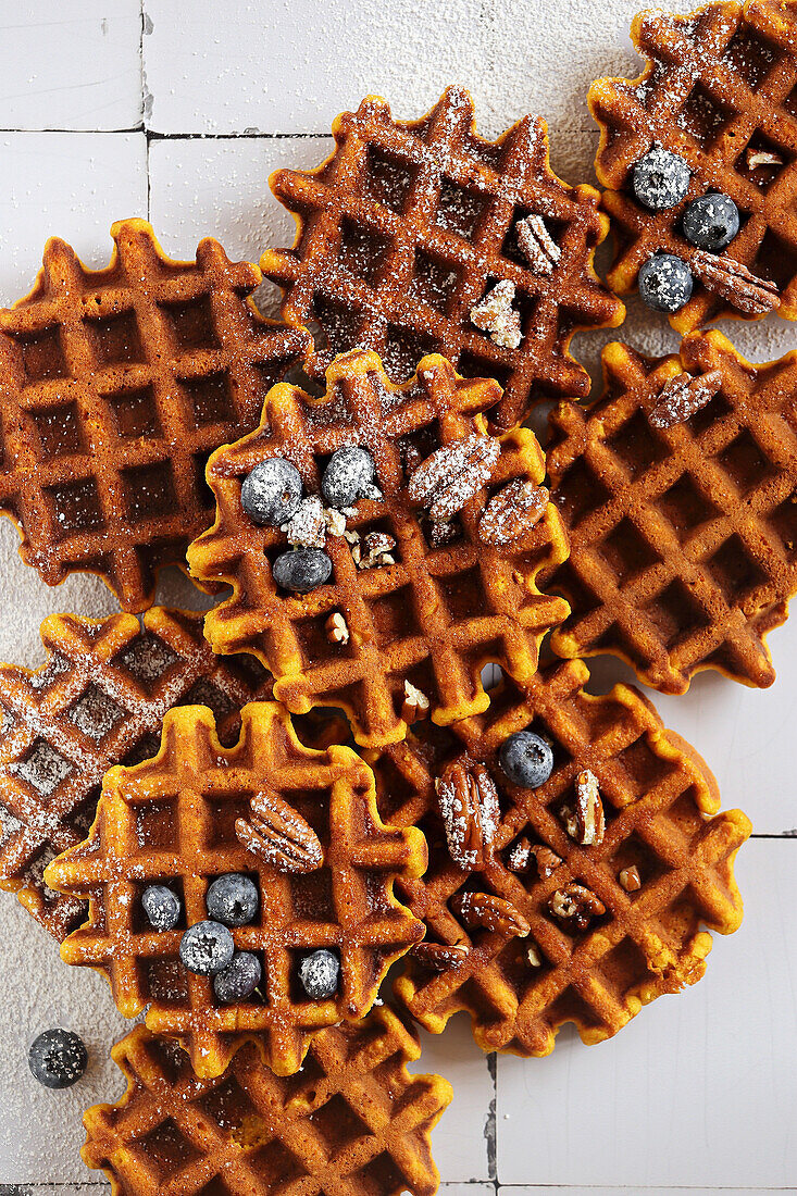 Würzige Kürbiswaffeln mit frischen Heidelbeeren und Puderzucker