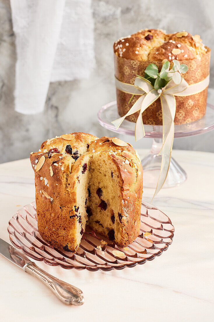 Panettone mit Amaretto-Kirschen