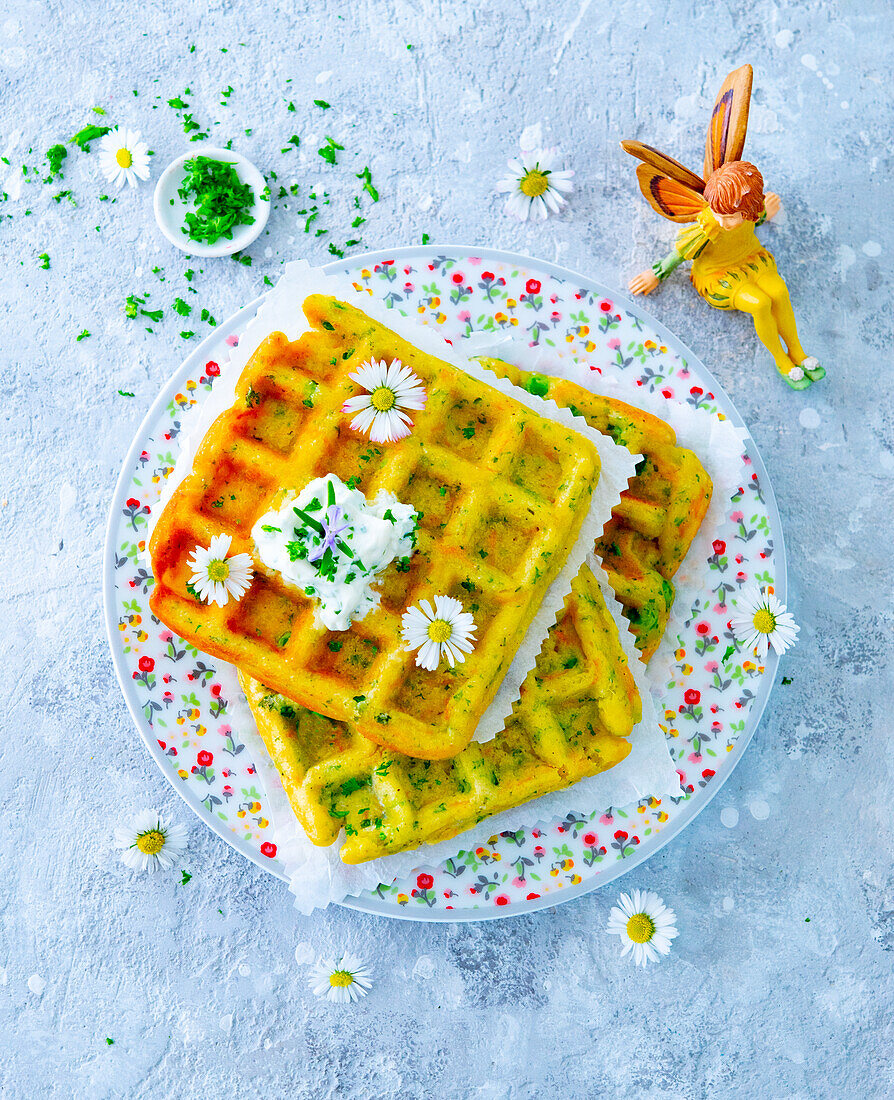 Kräuterwaffeln mit Quark und Gänseblümchen