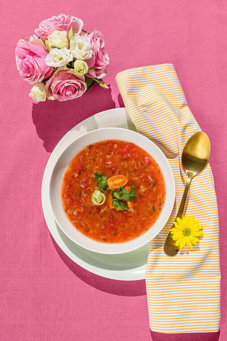 Gekühlte Rhabarber-Tomaten-Suppe