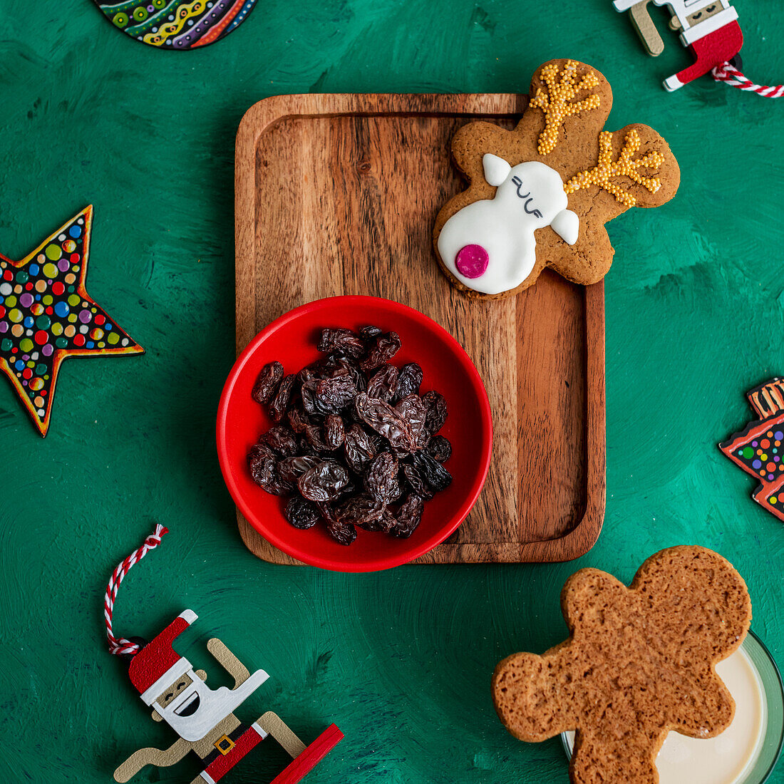 Lebkuchen und Rosinen im Schälchen