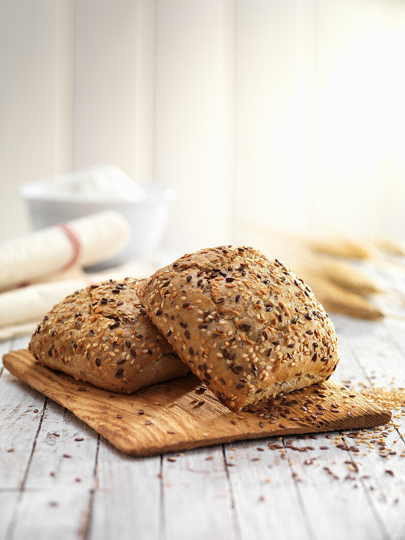 Brötchen mit Sesam und Leinsamen