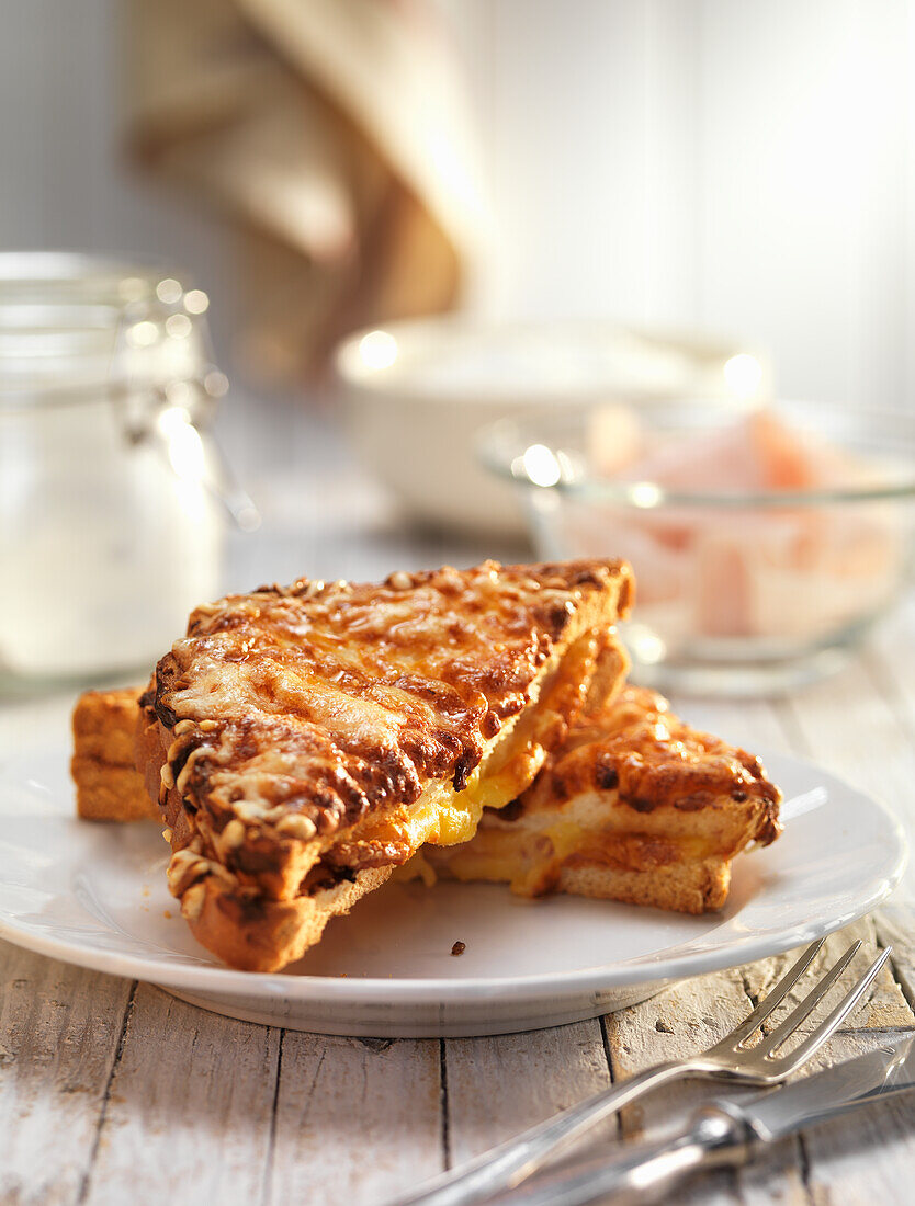 Überbackenes Schinken-Käse-Sandwich