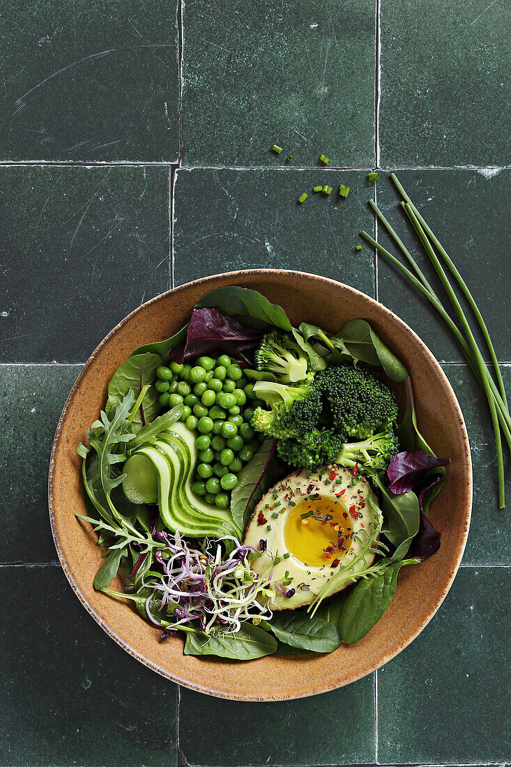 Green Goddess Salad Bowl mit Avocado, Brokkoli und Sprossen