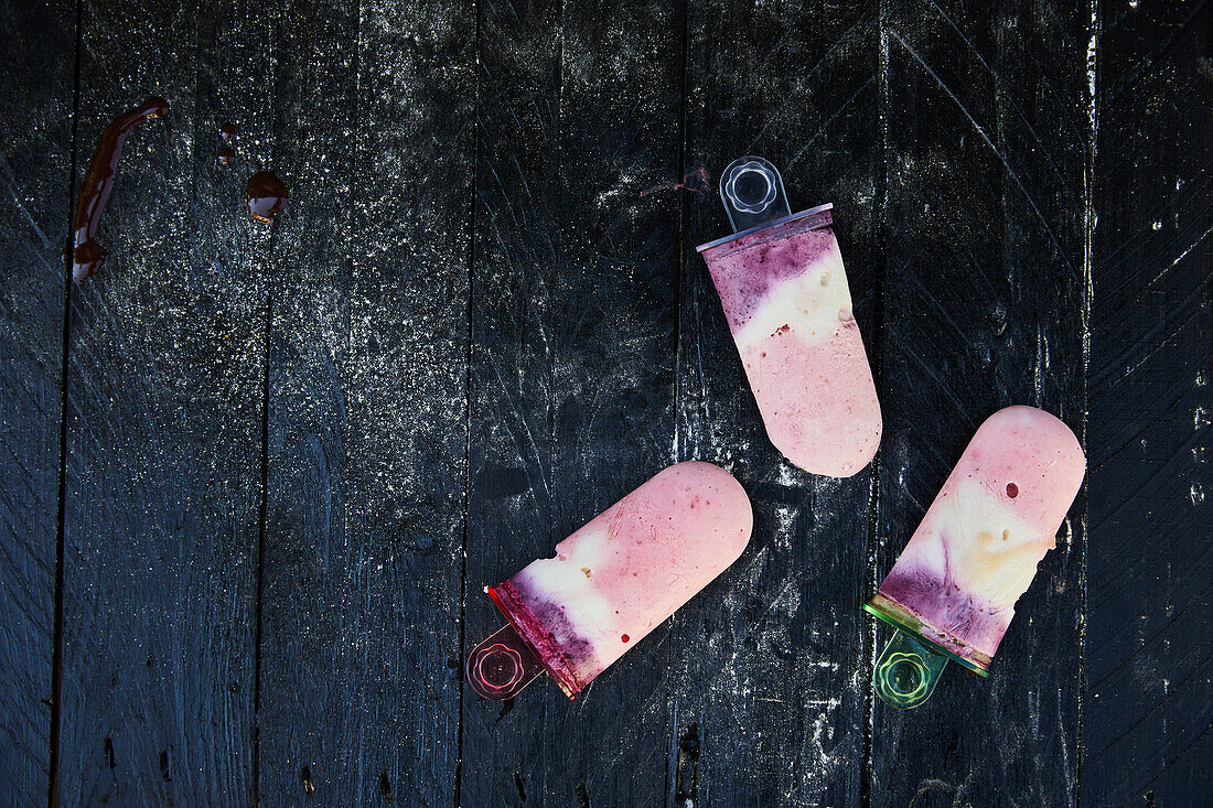 Selbstgemachtes Beeren-Joghurt-Eis am Stiel